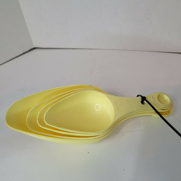 Vintage EKCO Measuring Cups Scoops with Spoons Combo Yellow Complete Set of 4 - Picture 1 of 4